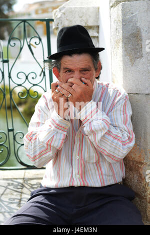 Un musicien de rue jouant son harmonica à Ayamonte, Espagne. Banque D'Images