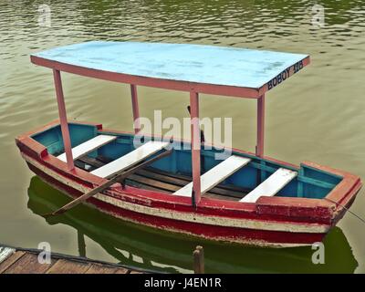 Un seul bateau vide sur l'eau à Burnham Park, Baguio City, Philippines Banque D'Images