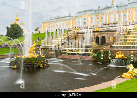 La grande cascade en face du Grand Palais, Peterhof, UNESCO World Heritage Site, près de Saint-Pétersbourg, Russie, Europe Banque D'Images