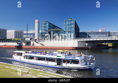 Bateau d'excursion sur la rivière Spree, à la gare centrale (Hauptbahnhof), Berlin, Berlin, Germany, Europe Banque D'Images