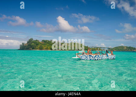 Petit bateau dans le lagon turquoise de Bora Bora, îles de la société, Polynésie Française, Pacifique Banque D'Images