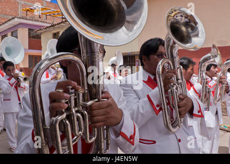 Danseurs et public de la Fiesta de San Jacinto à Cusco, Pérou, Amérique du Sud Banque D'Images