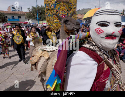 Danseurs et public de la Fiesta de San Jacinto à Cusco, Pérou, Amérique du Sud Banque D'Images