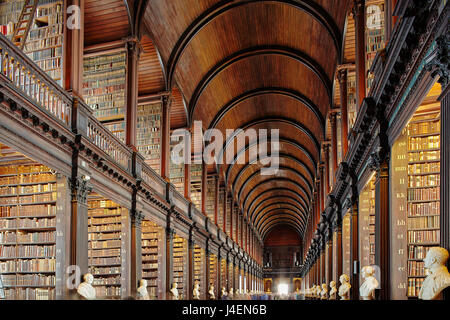 Les prix dans la bibliothèque du Trinity College, Dublin, République d'Irlande, Europe Banque D'Images