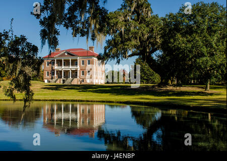 Arbre couvert de mousse espagnole et la Drayton Hall Georgian plantation house, Charleston, Caroline du Sud, USA, Amérique du Nord Banque D'Images