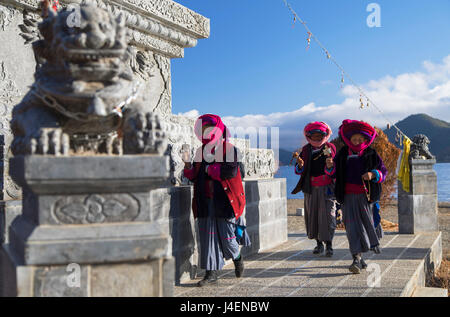 Les femmes Mosu priaient à culte, Luoshui, Lugu Lake, Yunnan, Chine, Asie Banque D'Images