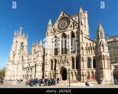 La façade sud de la cathédrale de York avec un groupe de visiteurs dans l'avant-plan, Yorkshire, Angleterre, Royaume-Uni Banque D'Images