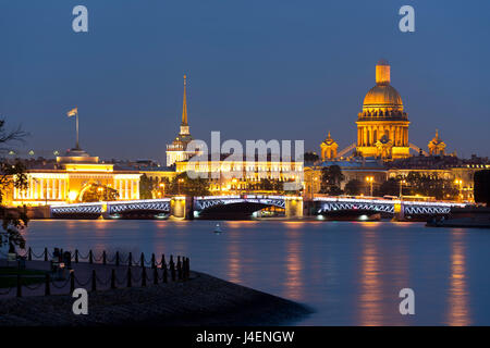 Vue sur le centre historique le long de la Neva, Saint-Pétersbourg, Russie, Europe Banque D'Images