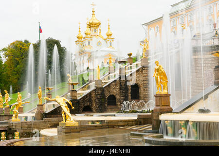 La grande cascade en face du Grand Palais, Peterhof, UNESCO World Heritage Site, près de Saint-Pétersbourg, Russie, Europe Banque D'Images