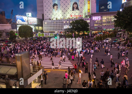 Croisement de Shibuya, le passage à niveau du chemin le plus fréquenté du monde, Tokyo, Japon, Asie Banque D'Images