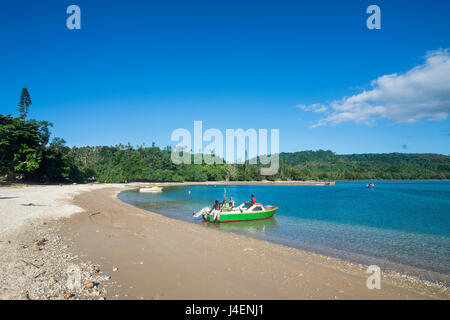 Jolie plage volcanique de sable noir, l'île d'Epi, Shepherd, Vanuatu, Pacifique Banque D'Images