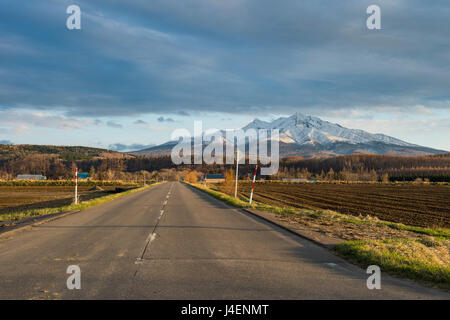 Route qui mène à travers le paysage magnifique près du Parc National de Shiretoko, Hokkaido, Japon, Asie Banque D'Images