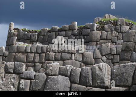 Citadelle de Sacsahuayman, un complexe entouré de murs incas qui ont été faites sans mortier, Région de l'UNESCO, Cusco, Pérou Banque D'Images