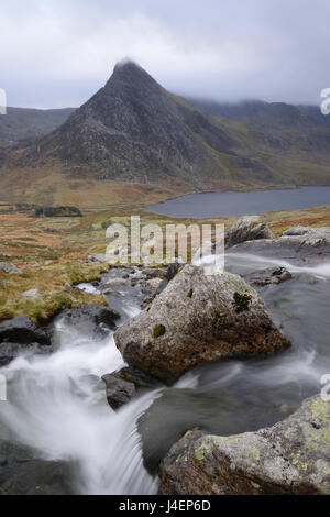 Une chute d'eau cascadant sur le Lloer d'Afon, surplombant la vallée de l'Ogwen Tryfan et dans les montagnes de Snowdonia, Glyderau, UK Banque D'Images