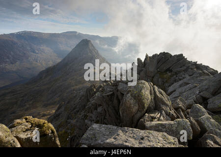 Tryfan, vu du haut de la crête hérissée sur Glyder Fach, Galles, Royaume-Uni, Europe Banque D'Images