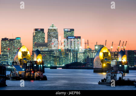 Canary Wharf avec Thames Barrier, Londres, Angleterre, Royaume-Uni, Europe Banque D'Images