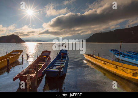 Bateaux sur le lac Lugu, Lige village, Yunnan, Chine, Asie Banque D'Images