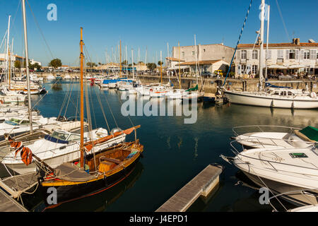 Yachts amarrés au quai de Bernonville dans cette ville de la côte nord, Saint Martin de Ré, Ile de Ré, Charente-Maritime, France Banque D'Images