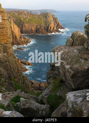 Vue d'Pordenack Point à Lands End, Cornwall, Angleterre, Royaume-Uni, Europe Banque D'Images