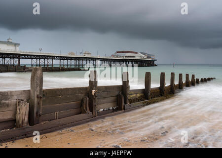Un ciel d'orage sur la plage et jetée de Cromer, Norfolk, Angleterre, Royaume-Uni, Europe Banque D'Images
