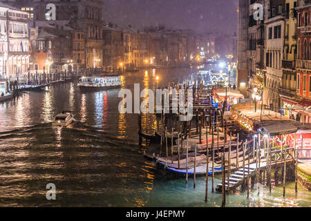 Grand Canal du Pont du Rialto lors de rares chutes de neige sur une soirée d'hiver, Venise, UNESCO World Heritage Site, Veneto, Italie Banque D'Images