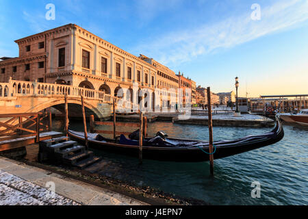 Gondola, le Ponte della Paglia et Riva Degli Schiavoni au lever du soleil, après la neige, Venise, UNESCO World Heritage Site, Veneto, Italie Banque D'Images