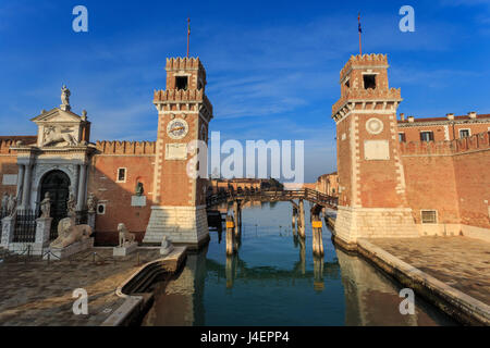 Porta Magna et l'entrée de l'Arsenale (chantier naval), en hiver le soleil l'après-midi, Castello, Venise, Vénétie, Italie, UNESCO Banque D'Images