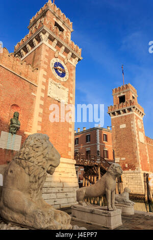 Les lions sculptés, l'arsenal naval shipyard (entrée), en hiver le soleil l'après-midi, Castello, Venise, Vénétie, Italie, UNESCO Banque D'Images