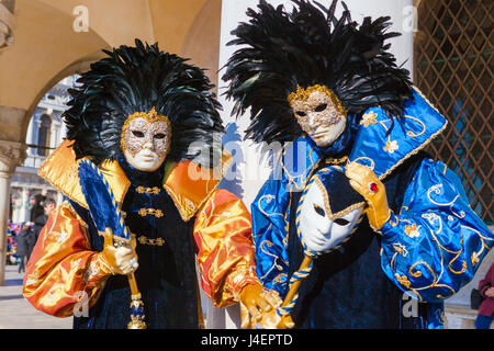 Masques colorés et costumes du Carnaval de Venise, célèbre dans le monde entier, festival de Venise, Vénétie, Italie, Europe Banque D'Images