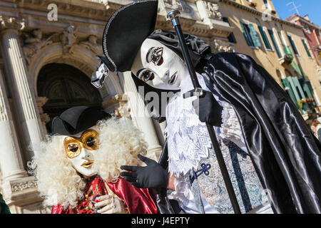 Masques colorés et costumes du Carnaval de Venise, célèbre dans le monde entier, festival de Venise, Vénétie, Italie, Europe Banque D'Images