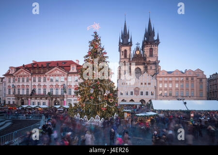 Les touristes à les marchés de Noël en face de la cathédrale Saint-Guy, la place de la vieille ville, l'UNESCO, Prague, République Tchèque Banque D'Images