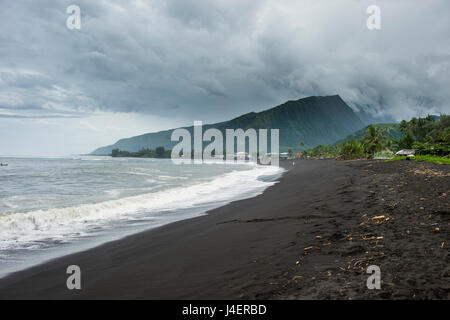 Plage volcanique de sable noir Taharuu, Tahiti, îles de la société, Polynésie Française, Pacifique Banque D'Images