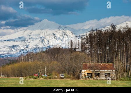 Chalet en bois dans le Parc National de Daisetsuzan, le site du patrimoine mondial de l'UNESCO, Hokkaido, Japon, Asie Banque D'Images