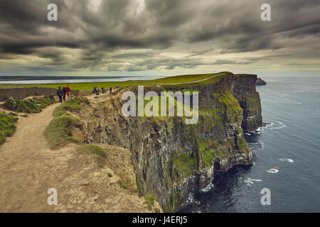 Les falaises de Moher, près de Lahinch, comté de Clare, Munster, République d'Irlande, Europe Banque D'Images