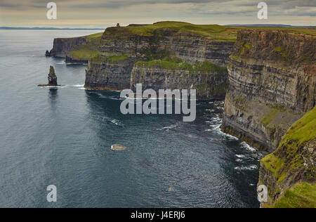 Les falaises de Moher, près de Lahinch, comté de Clare, Munster, République d'Irlande, Europe Banque D'Images