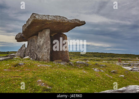 Le dolmen de Poulnabrone, dalle chambre funéraire préhistorique, le Burren, comté de Clare, Munster, République d'Irlande, Europe Banque D'Images