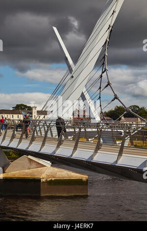 Pont de la paix, de l'autre côté de la rivière Foyle, Derry (Londonderry), le comté de Londonderry, l'Ulster (Irlande du Nord, Royaume-Uni, Europe Banque D'Images