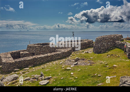 Le groupe de Fahan beehive huts, sur la côte sud-ouest de la péninsule de Dingle, près de Slea Head, dans le comté de Kerry, Munster, Irlande Banque D'Images