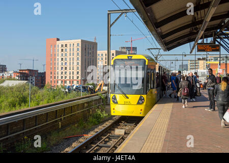 L'arrêt de tramway Metrolink Cornbrook controversée avec le développement d'appartements sur l'île de Pomona, Manchester, Angleterre, RU Banque D'Images