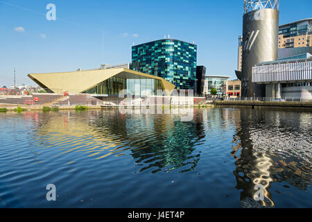 L'Alchimiste restaurant et bar (Reid architectes) en voie d'achèvement, Salford Quays, Manchester, Royaume-Uni. Derrière se trouve le monde numérique Centre building. Banque D'Images