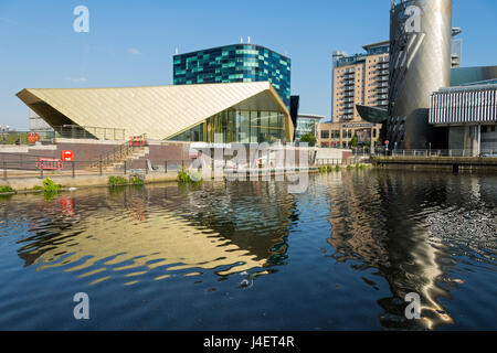 L'Alchimiste restaurant et bar (Reid architectes) en voie d'achèvement, Salford Quays, Manchester, Royaume-Uni. Derrière se trouve le monde numérique Centre building. Banque D'Images