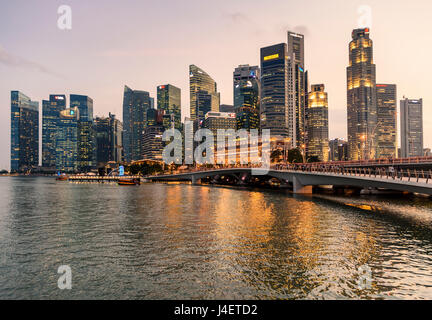 La ville de Singapour coucher de soleil sur le pont du jubilé à l'ensemble du Parc Merlion dominé par les gratte-ciel du centre-ville de CBD et Marina Bay, Singapour Banque D'Images