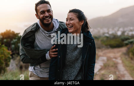 Portrait de couple en train de marcher à travers la montagne sur sentier. L'homme et la femme en vacances. campagne bénéficiant Les jeunes de la randonnée dans la nature. Banque D'Images