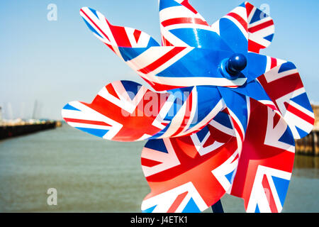 Pin wheel, toy moulin avec l'Union jack flag couleurs sur une journée ensoleillée. Brexit. Banque D'Images