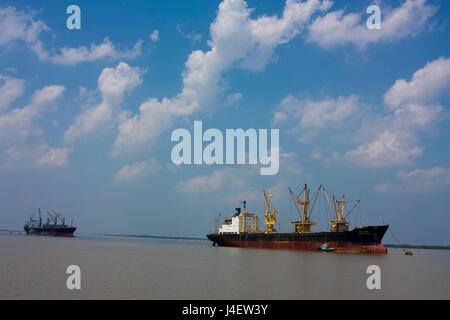 Les bateaux étrangers sur l'ancrage du port de Mongla. Bagerhat, Bangladesh. Banque D'Images