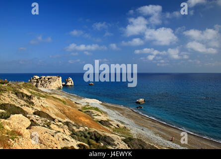 "Petra tou Romiou" beach ('Greek's Rock', aussi connu sous le nom de "rocher d'Aphrodite" ou "l'Aphrodite Beach'), la 'Naissance' d'Aphrodite (Vénus), Chypre. Banque D'Images