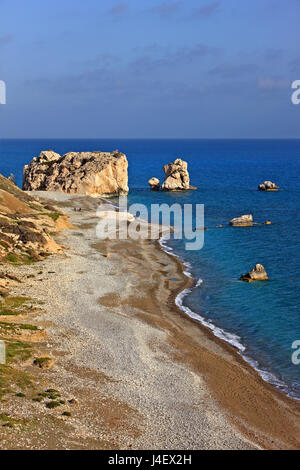 "Petra tou Romiou" beach ('Greek's Rock', aussi connu sous le nom de "rocher d'Aphrodite" ou "l'Aphrodite Beach'), la 'Naissance' d'Aphrodite (Vénus), Chypre. Banque D'Images