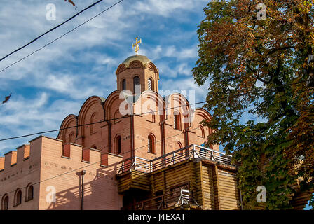 Golden Gate Kiev Ciel Bleu Nuages Branch Banque D'Images