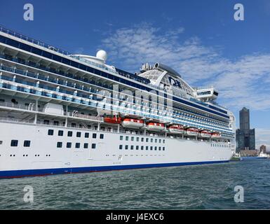 KAOHSIUNG, TAIWAN -- 11 MAI 2014 : le navire de croisière de classe gem Diamond Princess avec plus de 2000 passagers à bord à quai du port de Kaohsiung. Dans l Banque D'Images