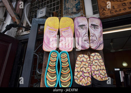 Chaussons en vente, Trump Jonker Street, Malacca, Malaisie Banque D'Images